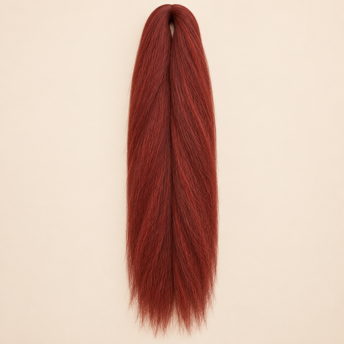 Jumbo Braid 100% Kanekalon RastAfri kleur D13 kastanjerood, 60 cm, ongeveer 80 gram op beige achtergrond