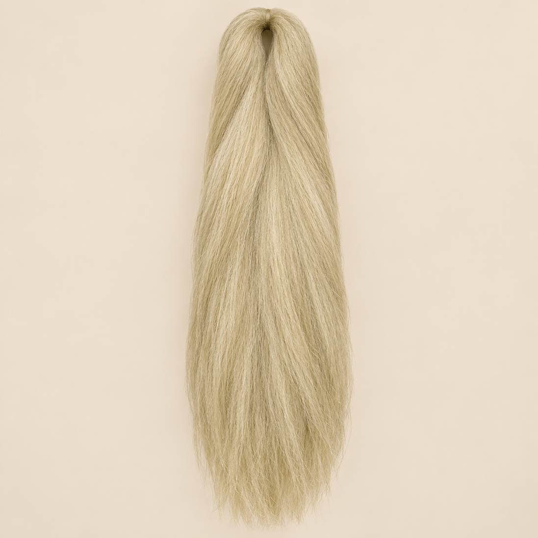 Jumbo Braid 100% Kanekalon RastAfri kleur 22 blond, 60 cm, ongeveer 80 gram op beige achtergrond
