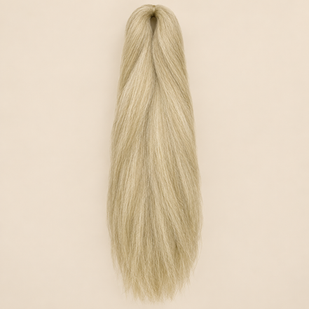 Jumbo Braid 100% Kanekalon RastAfri kleur 22 blond, 60 cm, ongeveer 80 gram op beige achtergrond