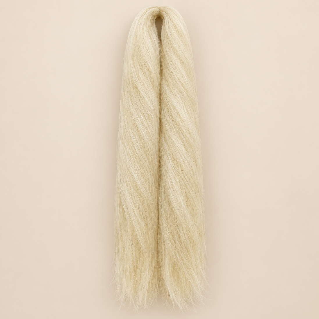 Jumbo Braid 100% Kanekalon RastAfri kleur Blonde lichtblond, 60 cm, ongeveer 80 gram op beige achtergrond