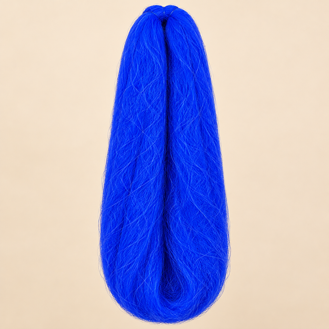 Jumbo Braid 100% Kanekalon SuperBraid kleur Blue helderblauw, 60 cm, 85 gram op beige achtergrond