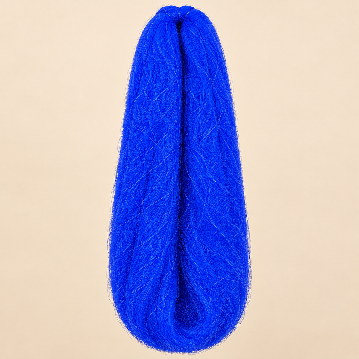 Jumbo Braid 100% Kanekalon SuperBraid kleur Blue helderblauw, 60 cm, 85 gram op beige achtergrond
