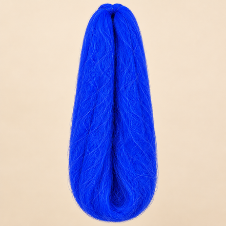 Jumbo Braid 100% Kanekalon SuperBraid kleur Blue helderblauw, 60 cm, 85 gram op beige achtergrond