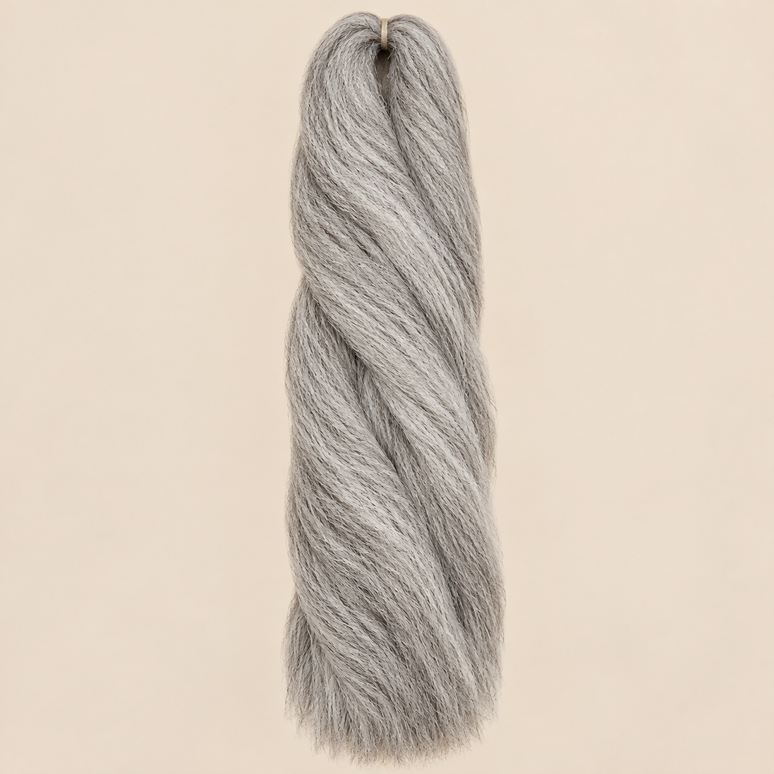 Jumbo Braid 100% Kanekalon SuperBraid kleur Grey lichtgrijs, 60 cm, 85 gram op beige achtergrond