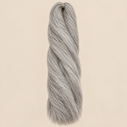 Jumbo Braid 100% Kanekalon SuperBraid kleur Grey lichtgrijs, 60 cm, 85 gram op beige achtergrond