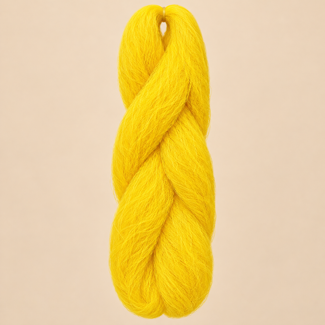 Jumbo Braid 100% Kanekalon SuperBraid kleur Yellow geel, 60 cm, 85 gram op beige achtergrond