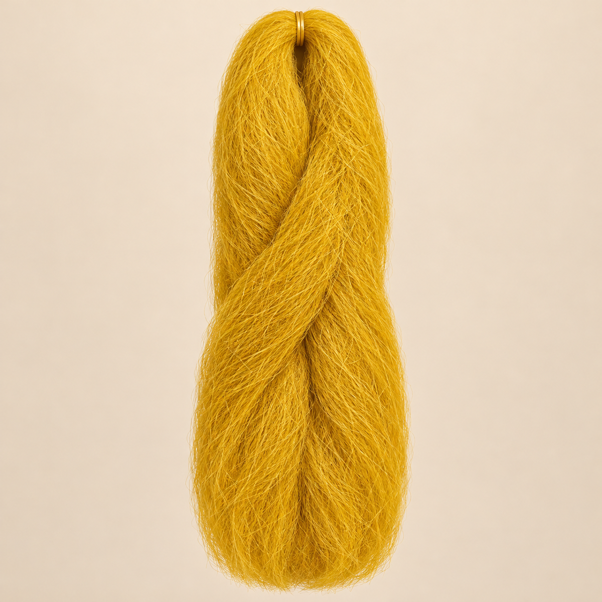 Jumbo Braid 100% Kanekalon SuperBraid kleur 144 goudgeel, 60 cm, 85 gram op beige achtergrond