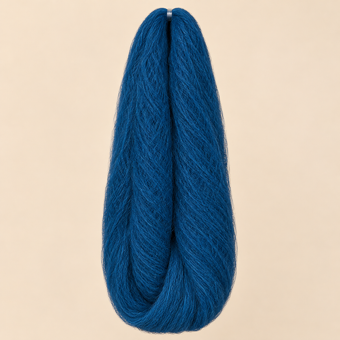 Jumbo Braid 100% Kanekalon SuperBraid kleur F-22 Dark Blue donkerblauw, 60 cm, 85 gram op beige achtergrond