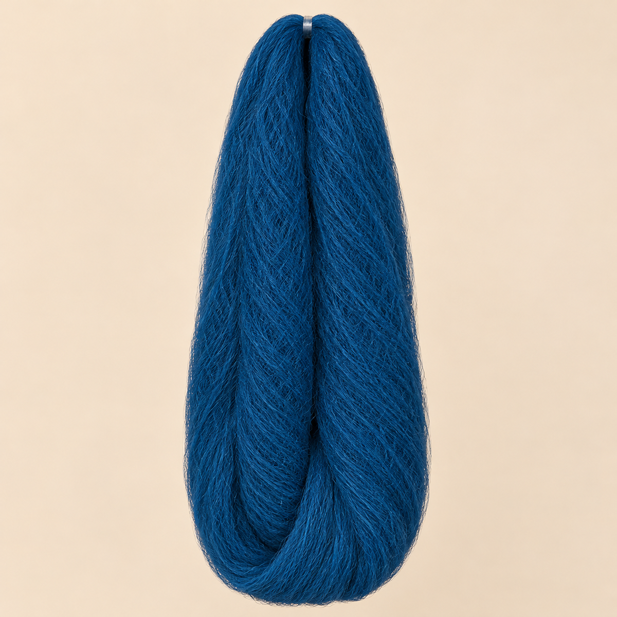 Jumbo Braid 100% Kanekalon SuperBraid kleur F-22 Dark Blue donkerblauw, 60 cm, 85 gram op beige achtergrond