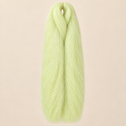 Jumbo Braid 100% Kanekalon SuperBraid kleur White warmwit, 60 cm, 85 gram op beige achtergrond
