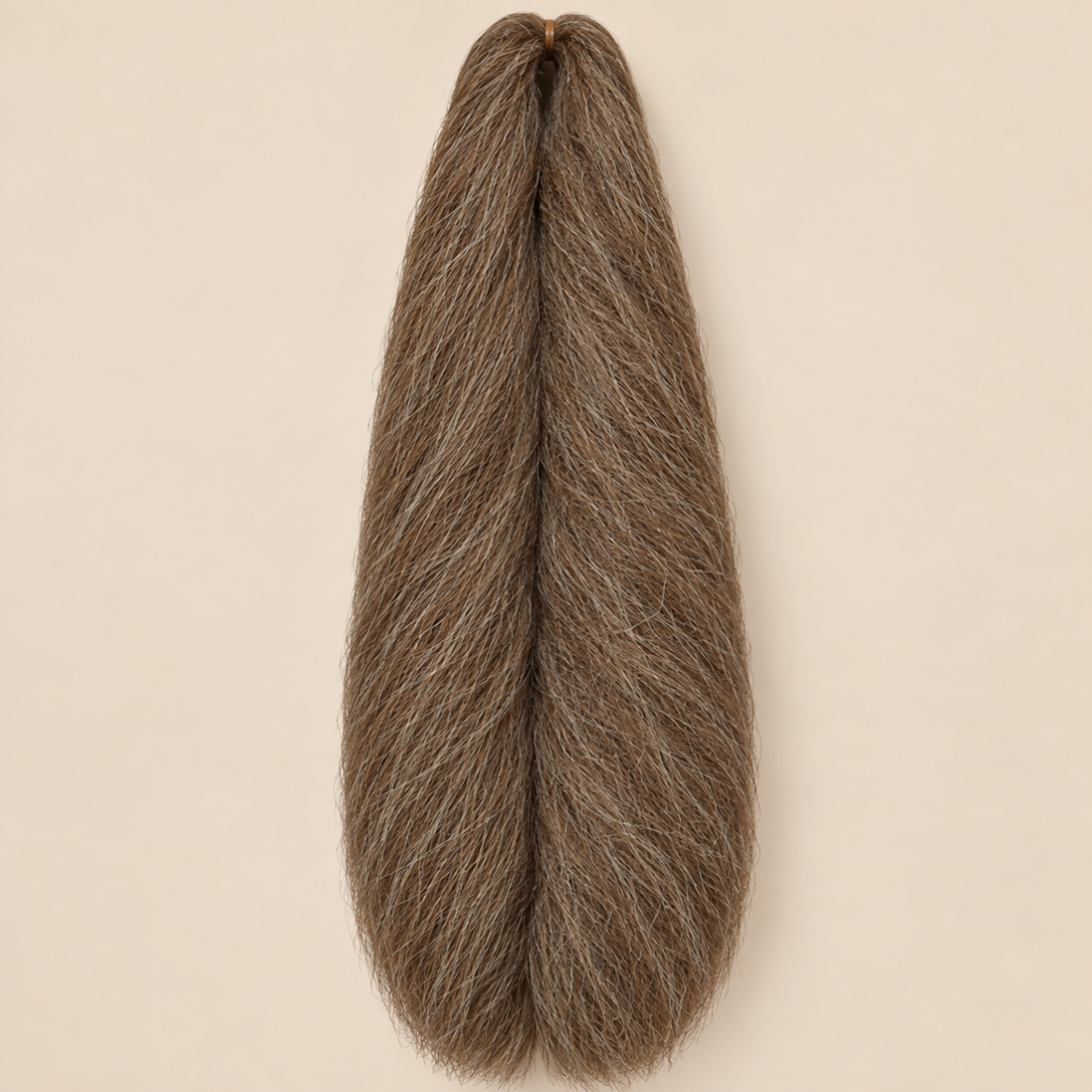 Jumbo Braid 100% Kanekalon SuperBraid kleur 14 zandbruin, 60 cm, 85 gram op beige achtergrond