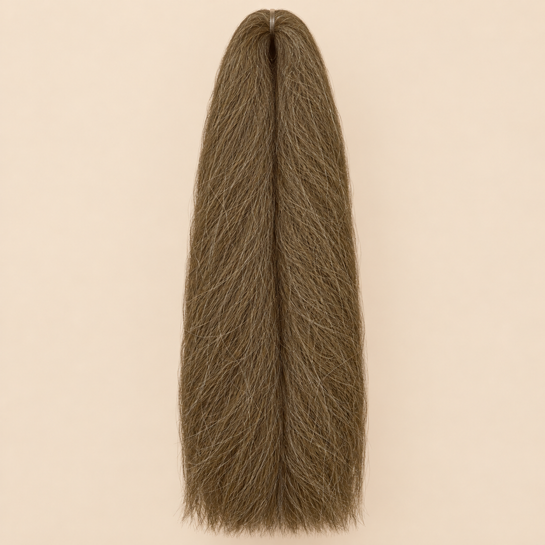 Jumbo Braid 100% Kanekalon SuperBraid kleur 12 asbruin, 60 cm, 85 gram op beige achtergrond