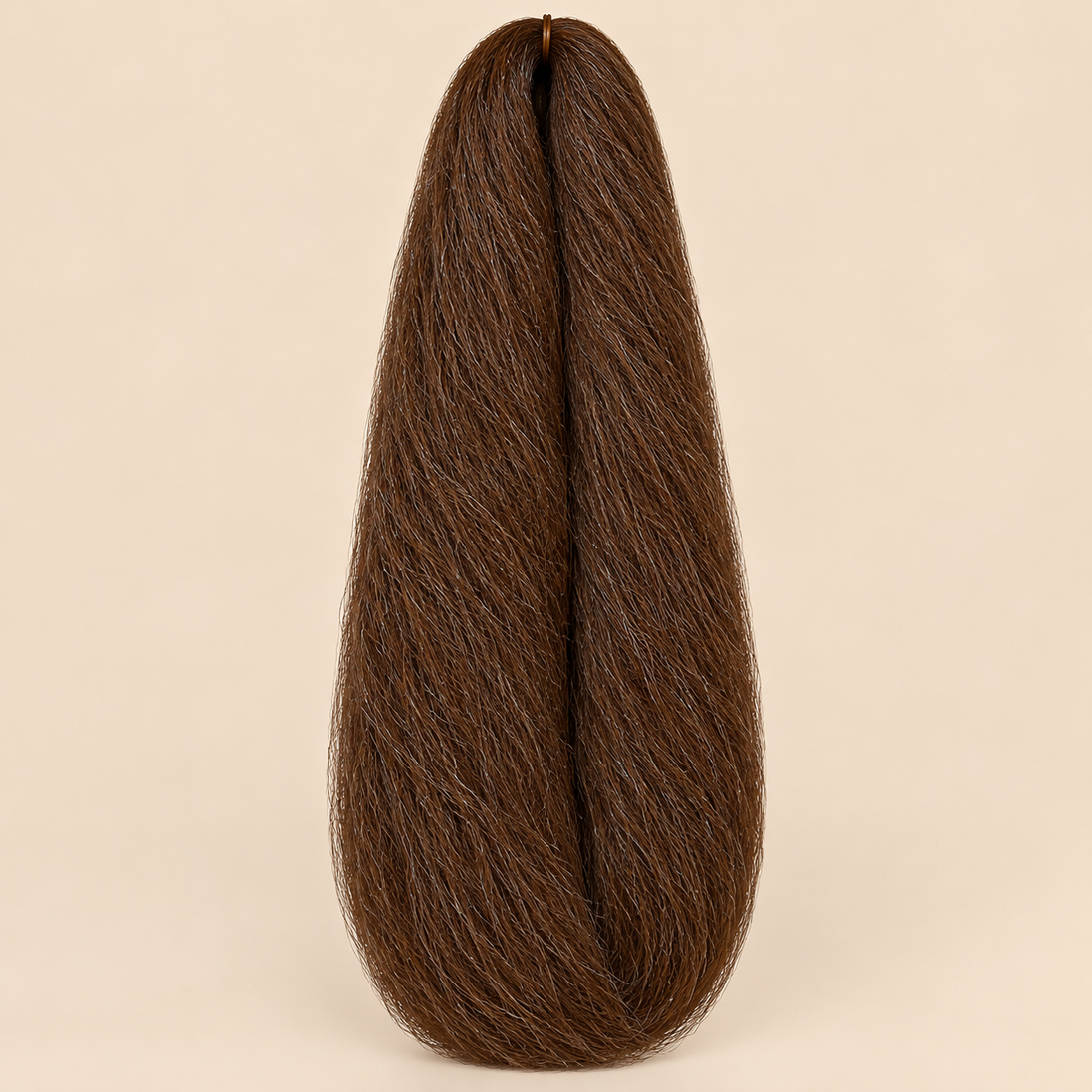 Jumbo Braid 100% Kanekalon SuperBraid kleur 30 koperbruin, 60 cm, 85 gram op beige achtergrond