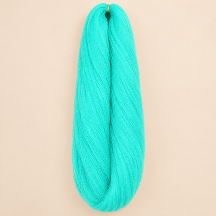 Jumbo Braid 100% Kanekalon SuperBraid kleur F-14 Light Blue turquoise, 60 cm, 85 gram op beige achtergrond