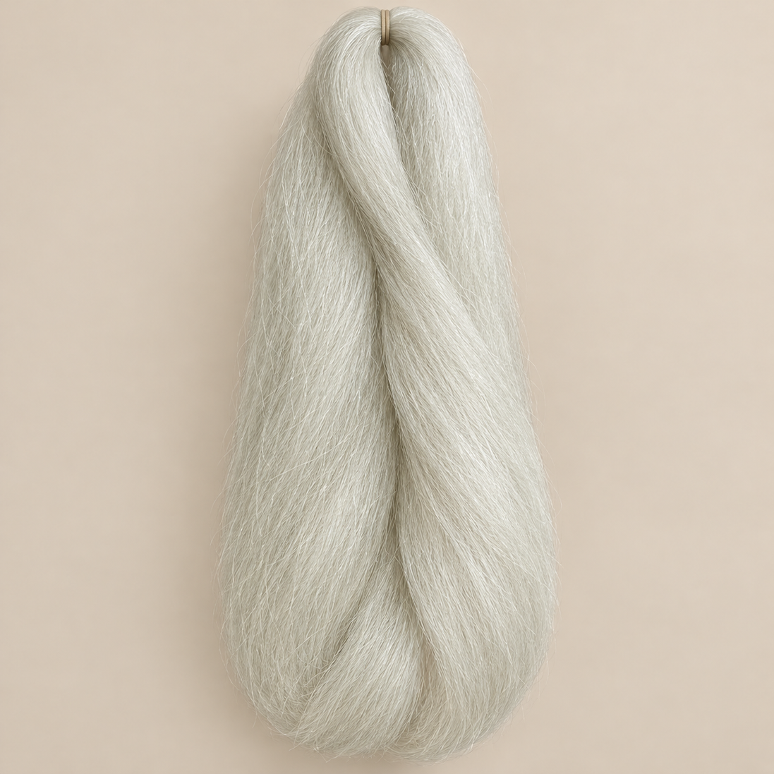 Jumbo Braid 100% Kanekalon SuperBraid kleur 60 zilverwit, 60 cm, 85 gram op beige achtergrond