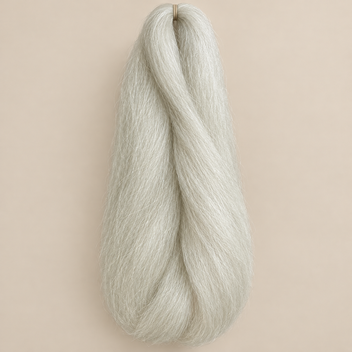 Jumbo Braid 100% Kanekalon SuperBraid kleur 60 zilverwit, 60 cm, 85 gram op beige achtergrond