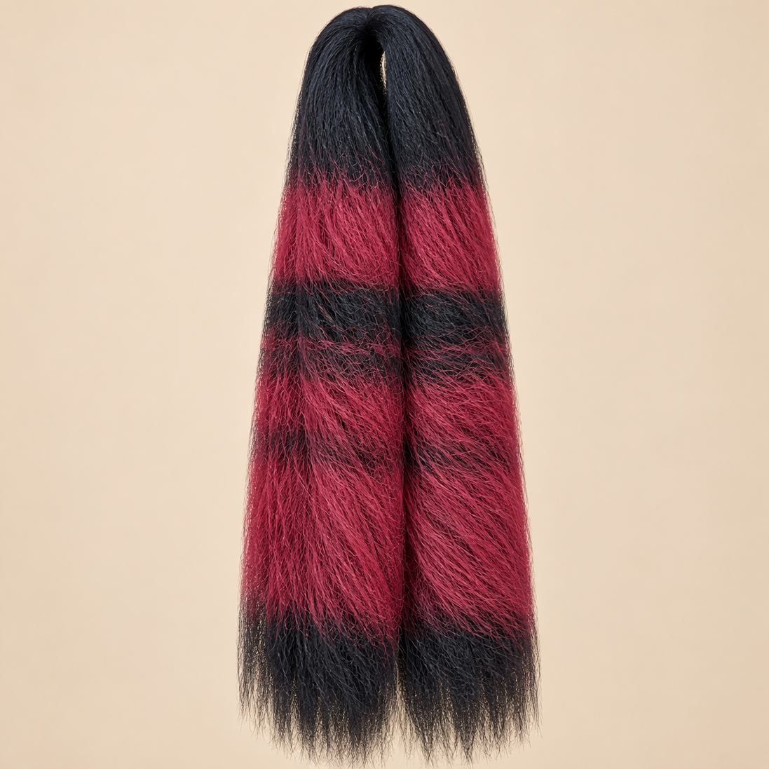 Jumbo Braid 100% Kanekalon SuperBraid kleur P1B/39 zwart bordeaux gemengd, 60 cm, 85 gram op beige achtergrond
