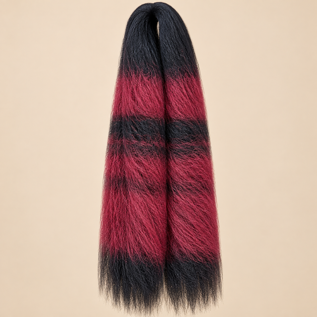 Jumbo Braid 100% Kanekalon SuperBraid kleur P1B/39 zwart bordeaux gemengd, 60 cm, 85 gram op beige achtergrond