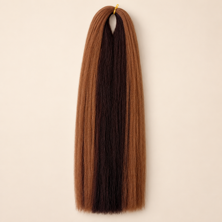 Jumbo Braid Cherish 60 cm – P30/33 koperbruin-donkerbruin op beige achtergrond