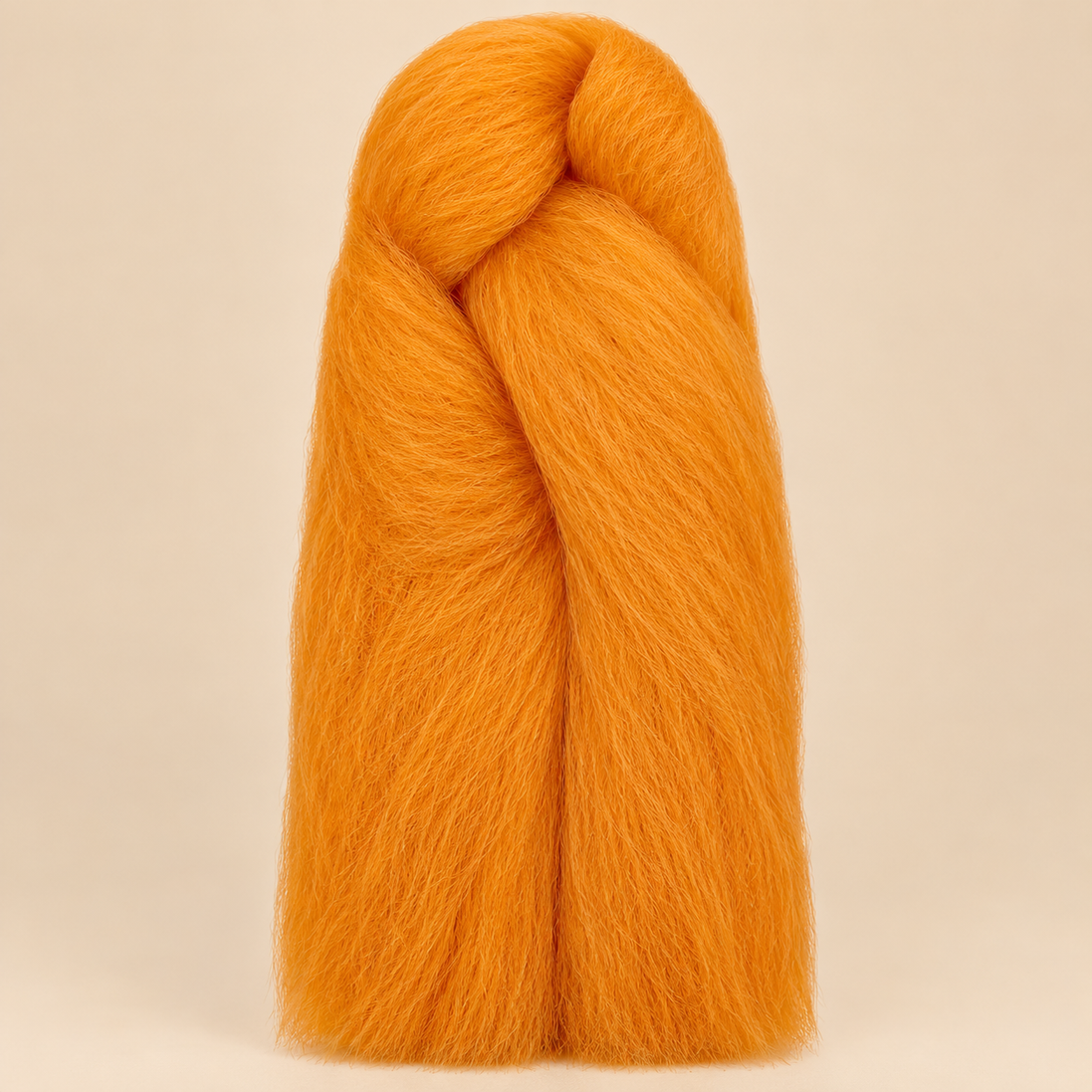 Jumbo Braid BraidOrDie 60 cm – Tangerine mandarijnoranje op beige achtergrond