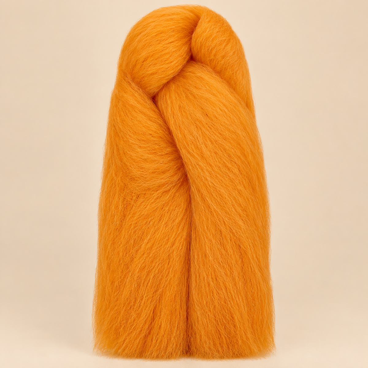 Jumbo Braid BraidOrDie 60 cm – Tangerine mandarijnoranje op beige achtergrond