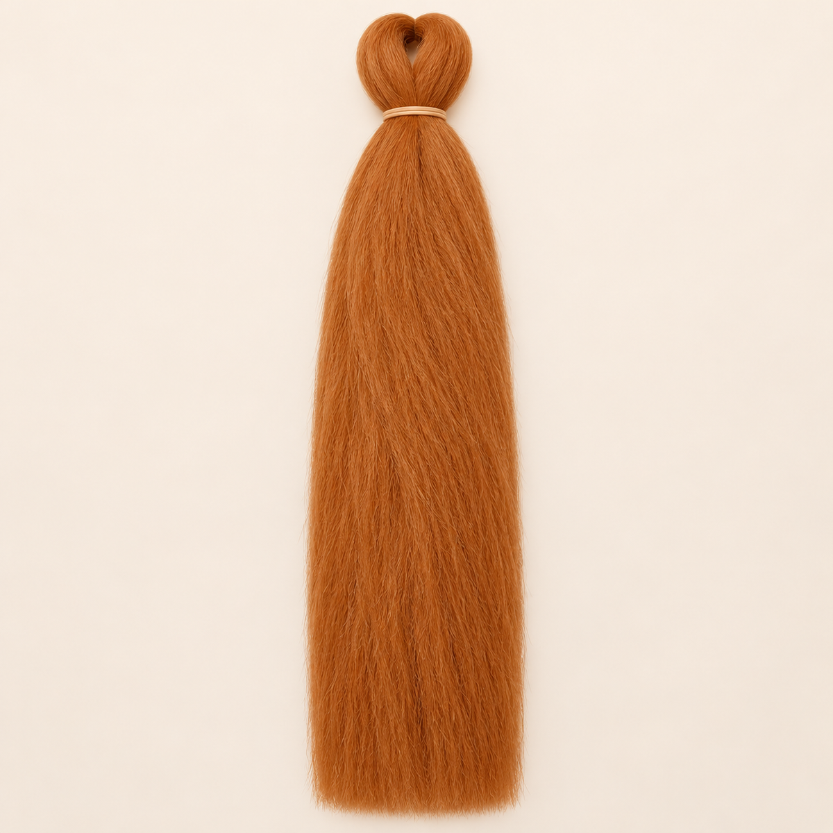 Jumbo Braid BraidOrDie 60 cm – Cinnamon kaneelkoper op beige achtergrond