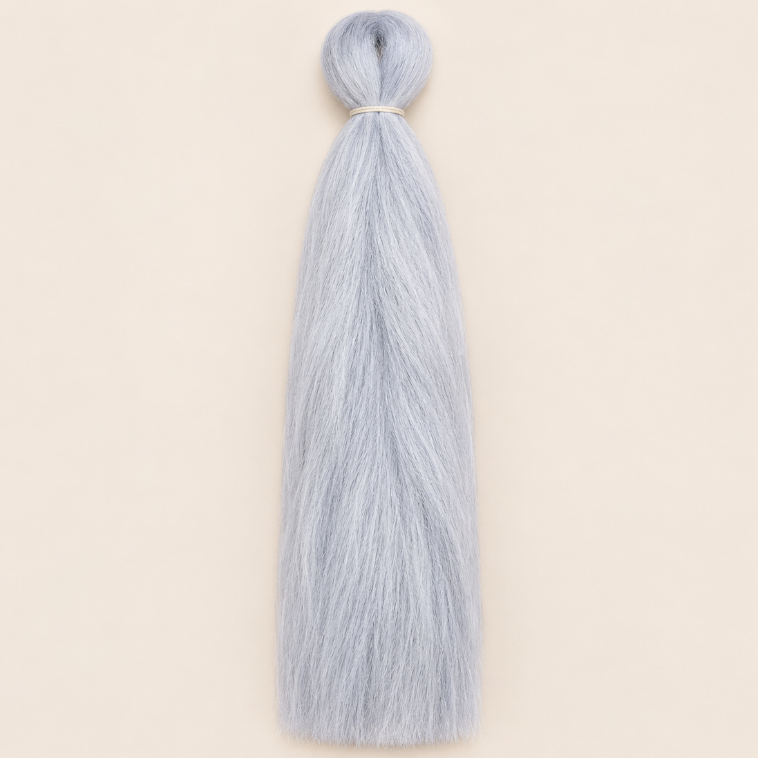Jumbo Braid BraidOrDie 60 cm – Crystal ijszilver op beige achtergrond