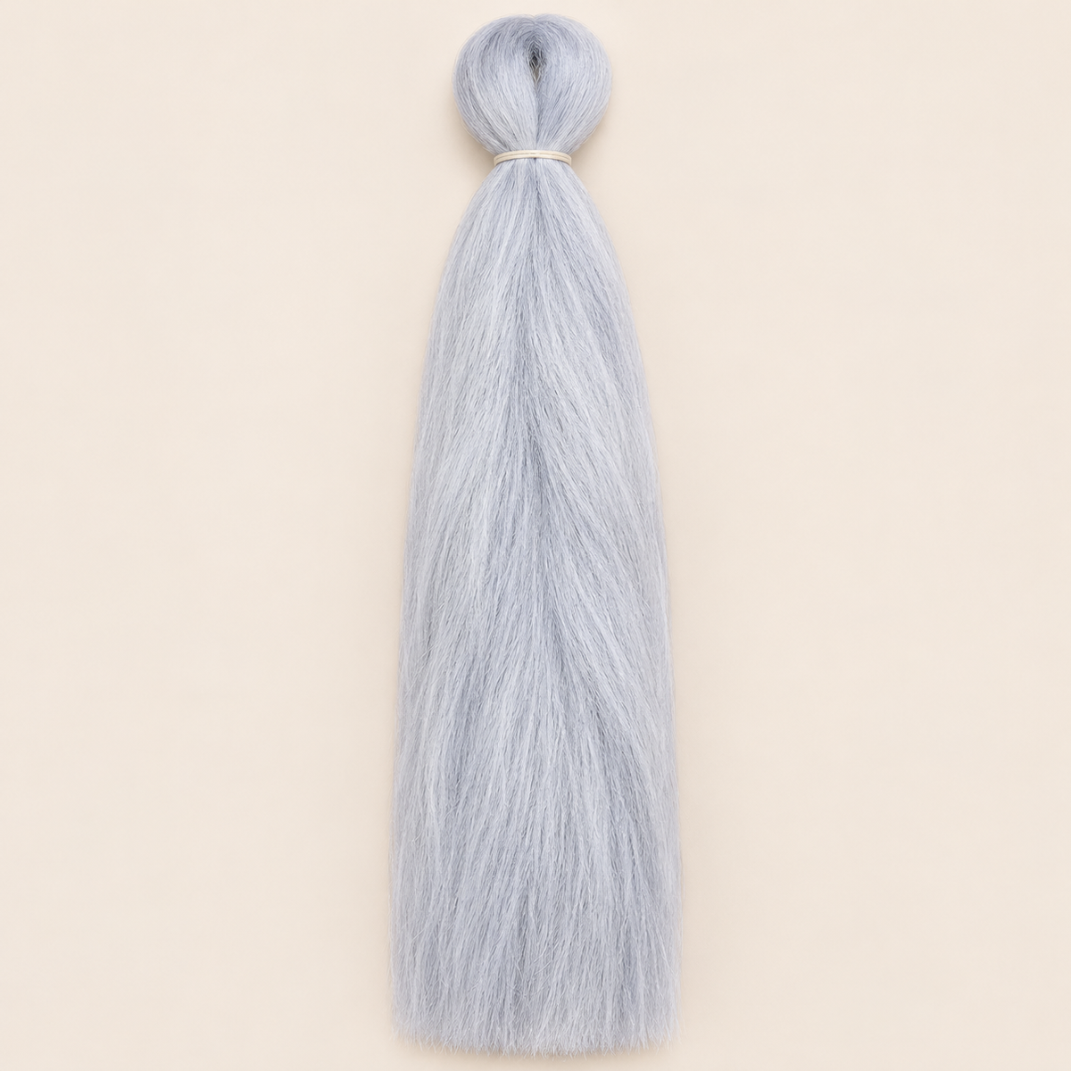 Jumbo Braid BraidOrDie 60 cm – Crystal ijszilver op beige achtergrond
