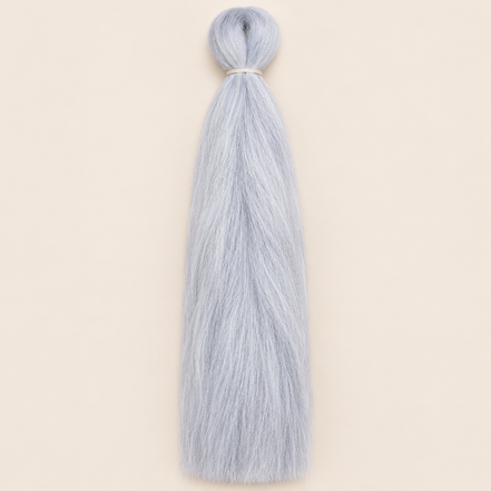 Jumbo Braid BraidOrDie 60 cm – Crystal ijszilver op beige achtergrond