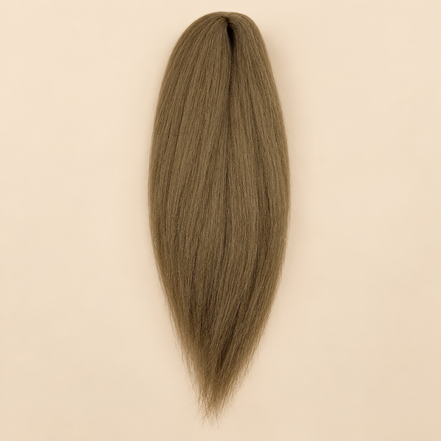 Jumbo Braid Pre-Stretched BraidOrDie 70 cm – 12 lichtbruin op beige achtergrond