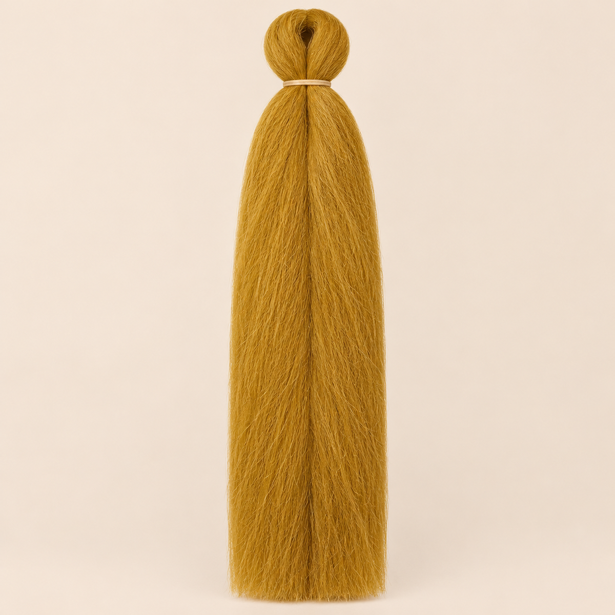 Jumbo Braid BraidOrDie 60 cm – Honey honingblond op beige achtergrond