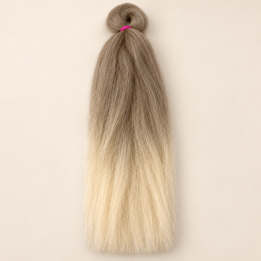 Jumbo Braid BraidOrDie 60 cm – T10/22 asbruin-lichtblond op beige achtergrond