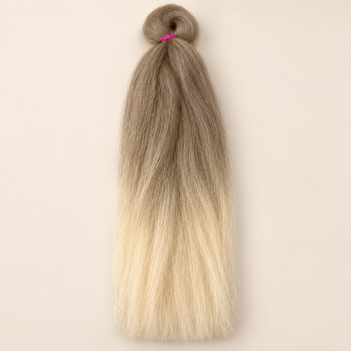 Jumbo Braid BraidOrDie 60 cm – T10/22 asbruin-lichtblond op beige achtergrond