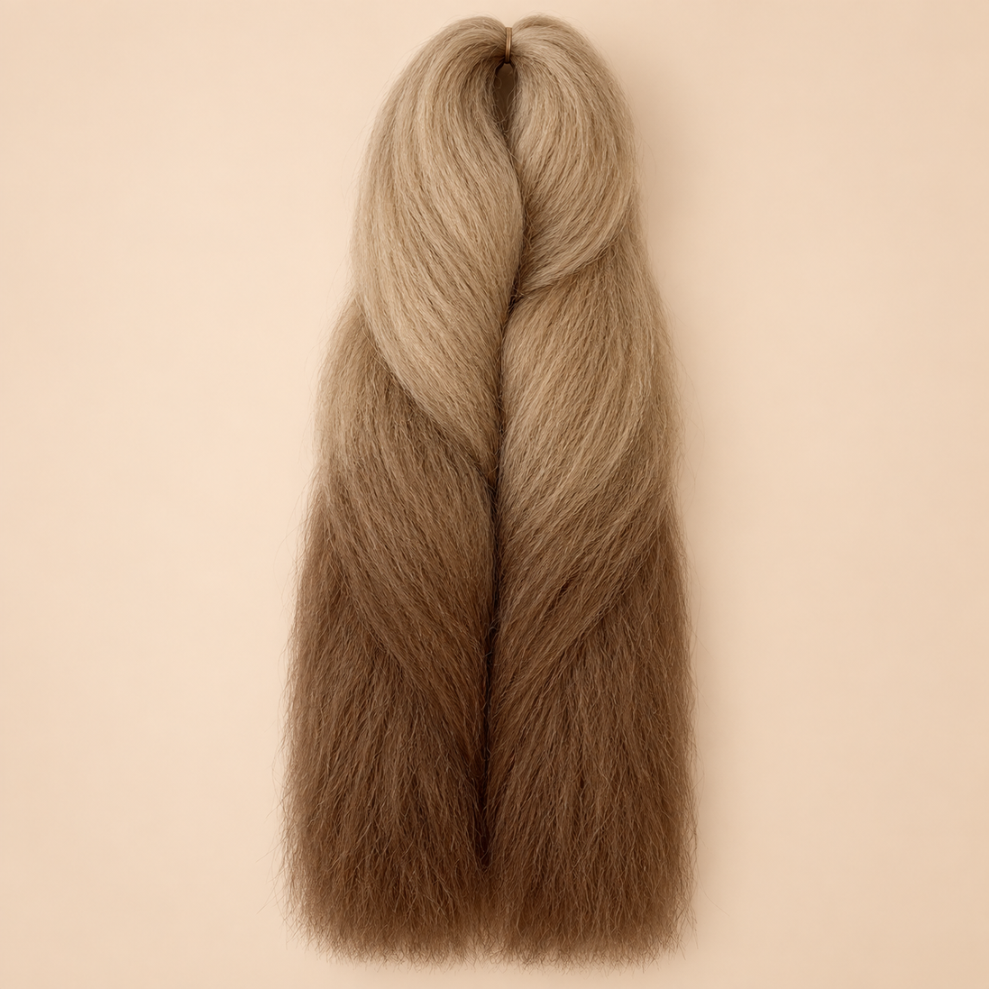 Jumbo Braid BraidOrDie 60 cm – T22/12 lichtblond-lichtbruin op beige achtergrond