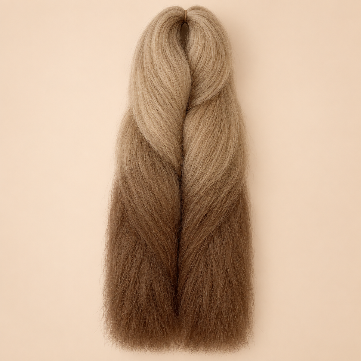 Jumbo Braid BraidOrDie 60 cm – T22/12 lichtblond-lichtbruin op beige achtergrond