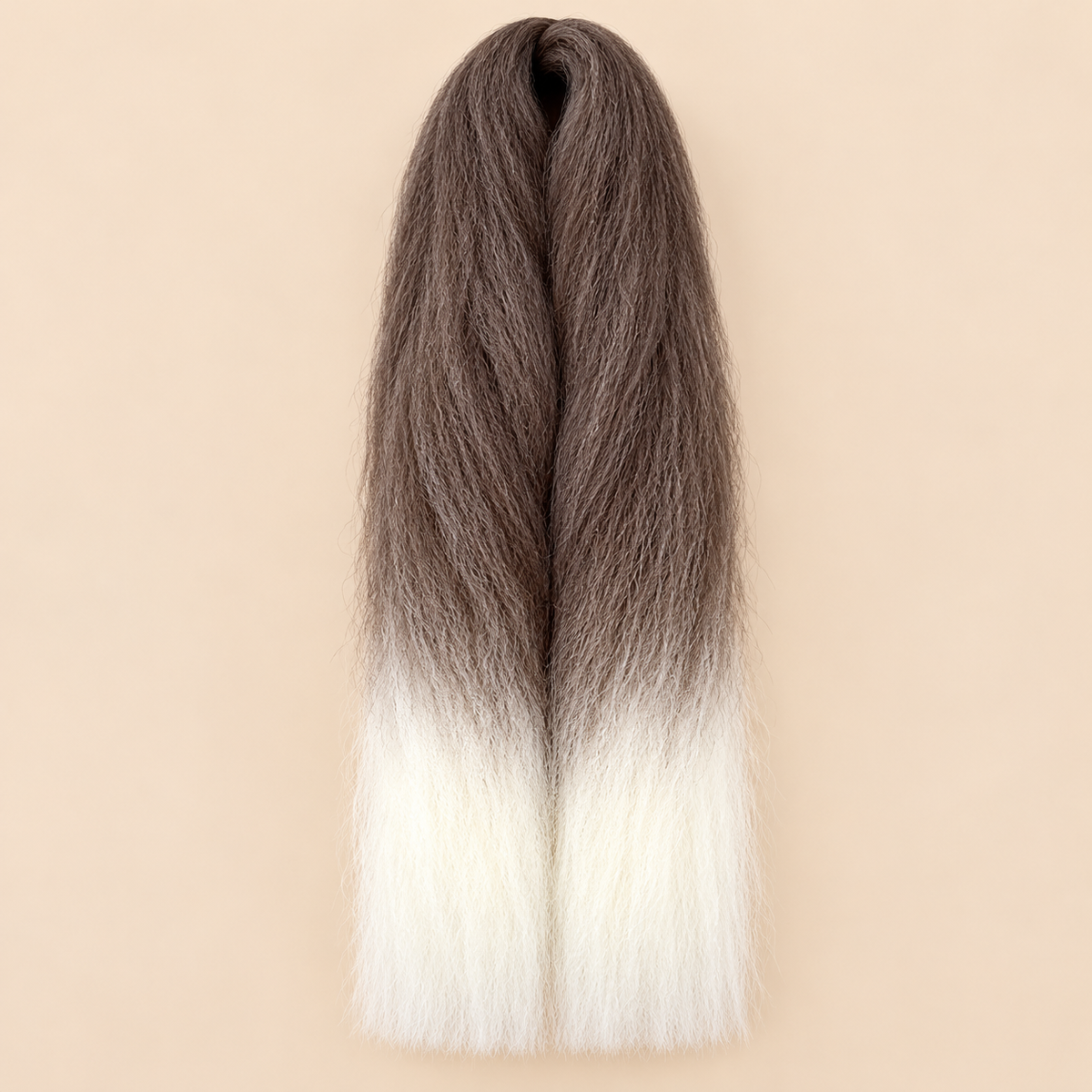 Jumbo Braid BraidOrDie 60 cm – T6/White bruin-wit op beige achtergrond