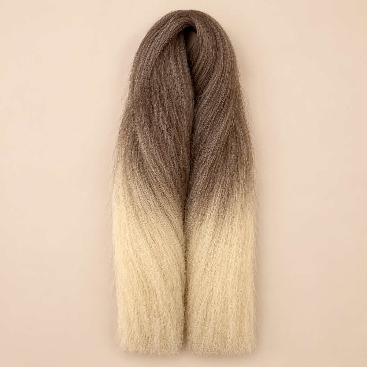 Jumbo Braid BraidOrDie 60 cm – T6/22 bruin-lichtblond op beige achtergrond