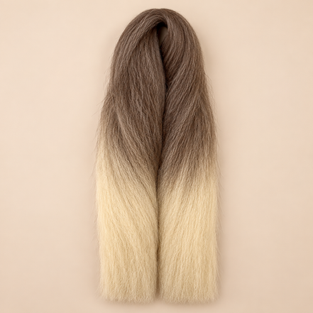 Jumbo Braid BraidOrDie 60 cm – T6/22 bruin-lichtblond op beige achtergrond