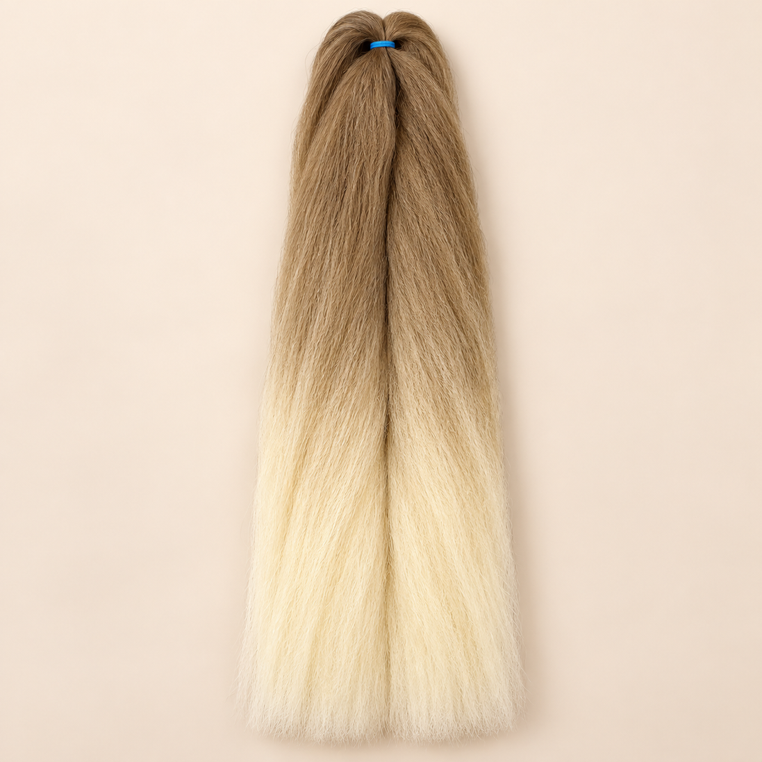 Jumbo Braid BraidOrDie 60 cm – T12/613 lichtbruin-zeer lichtblond op beige achtergrond