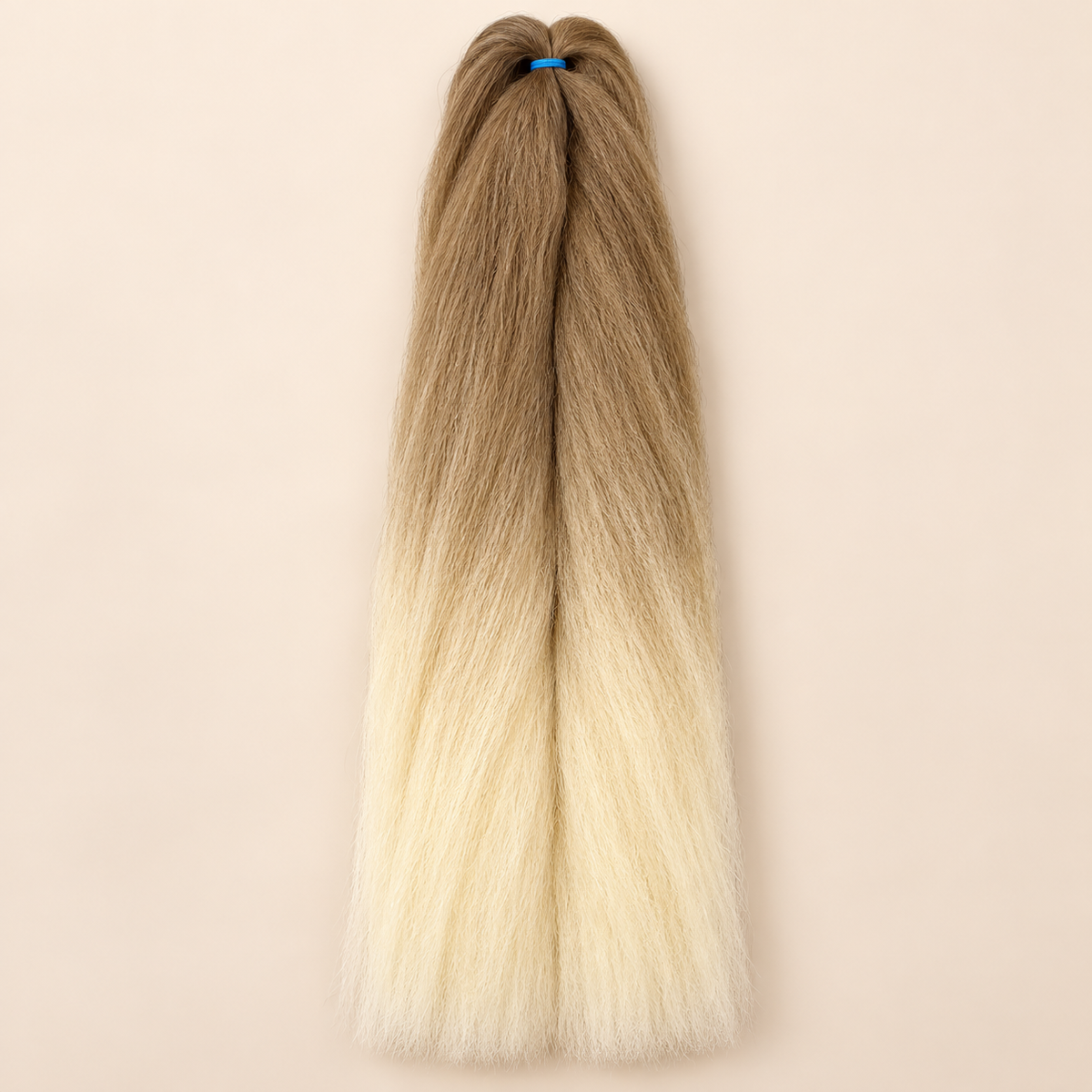 Jumbo Braid BraidOrDie 60 cm – T12/613 lichtbruin-zeer lichtblond op beige achtergrond