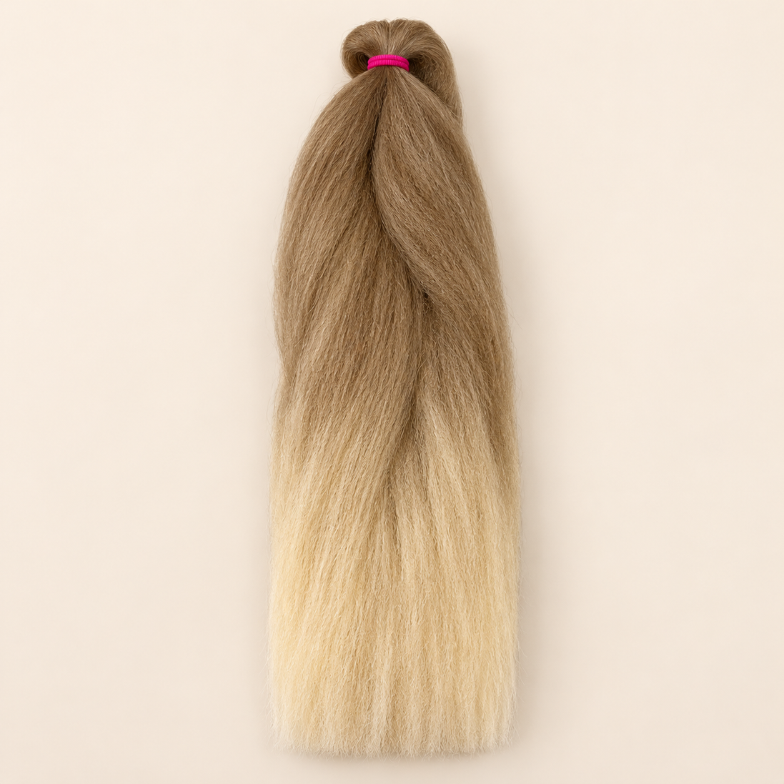 Jumbo Braid BraidOrDie 60 cm – T12/22 lichtbruin-lichtblond op beige achtergrond