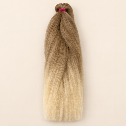 Jumbo Braid BraidOrDie 60 cm – T12/22 lichtbruin-lichtblond op beige achtergrond