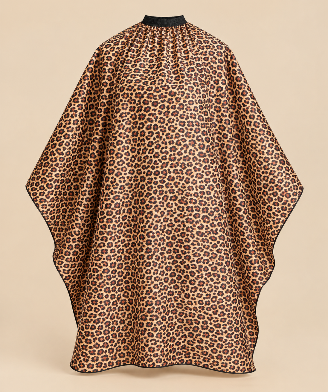 Luipaardprint kapperscape met zwarte halsrand op beige achtergrond