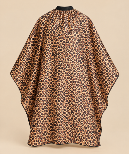 Luipaardprint kapperscape met zwarte halsrand op beige achtergrond