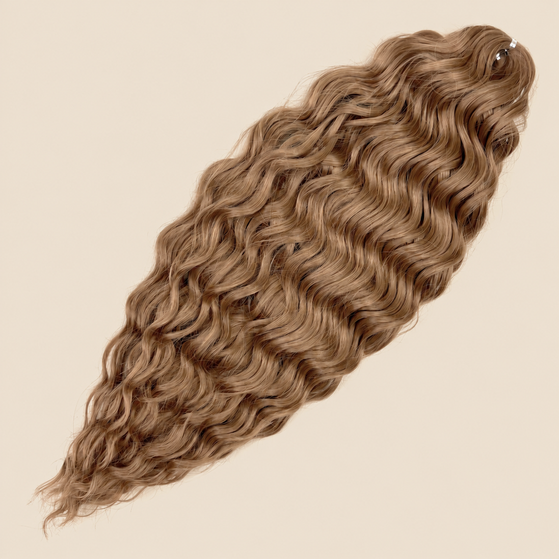 Kate golvend invlechthaar 60 cm in honingbruin (27+26) op beige achtergrond