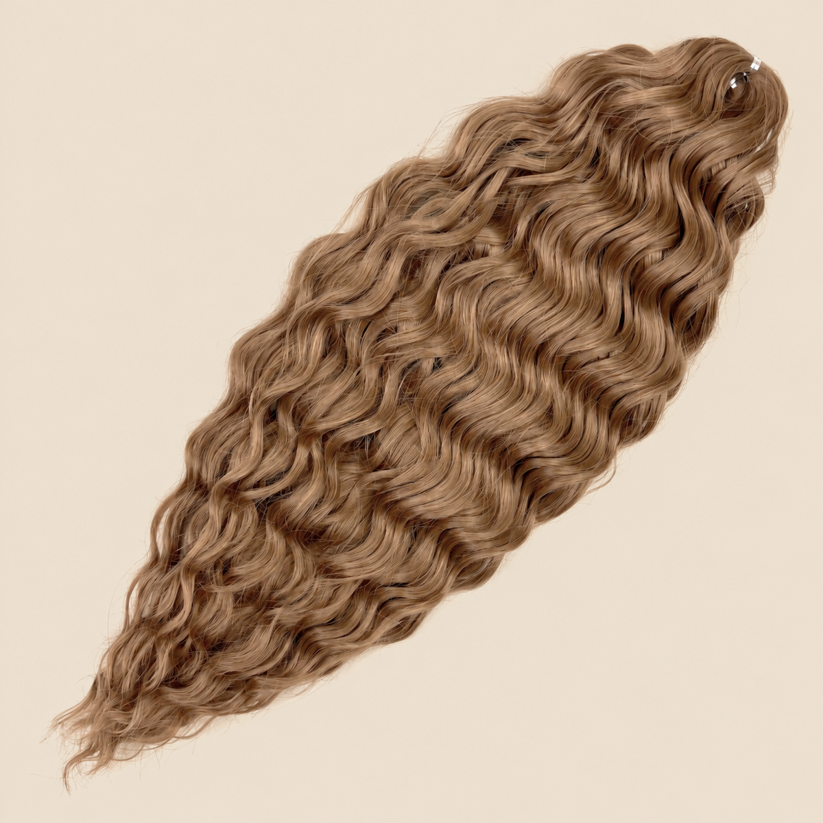 Kate golvend invlechthaar 60 cm in honingbruin (27+26) op beige achtergrond