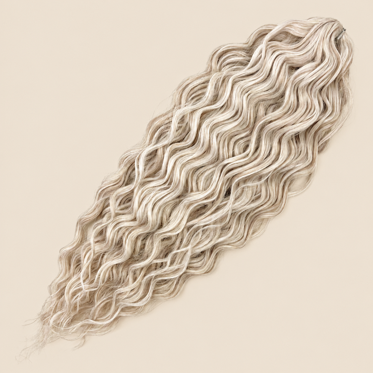 Kate golvend invlechthaar 60 cm in licht asblond (56C) op beige achtergrond