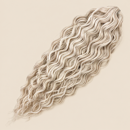 Kate golvend invlechthaar 60 cm in licht asblond (56C) op beige achtergrond