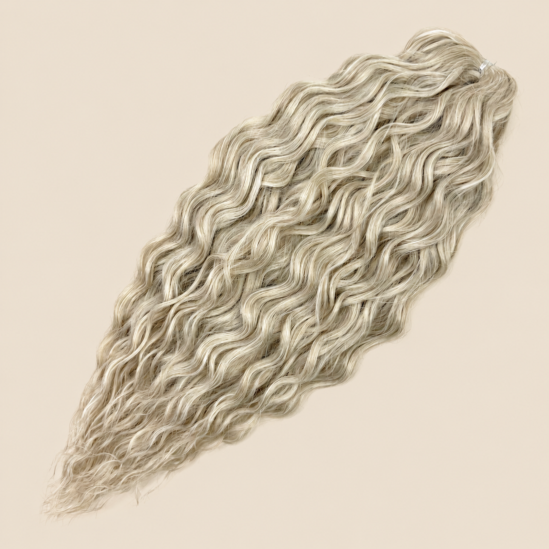 Kate golvend invlechthaar 60 cm in asblond (56D) op beige achtergrond