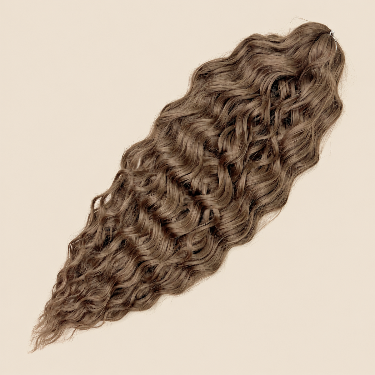 Kate golvend invlechthaar 60 cm in middenbruin (6) op beige achtergrond